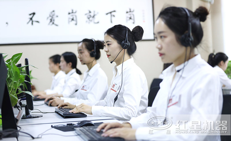 客服人员为用户解答问题
