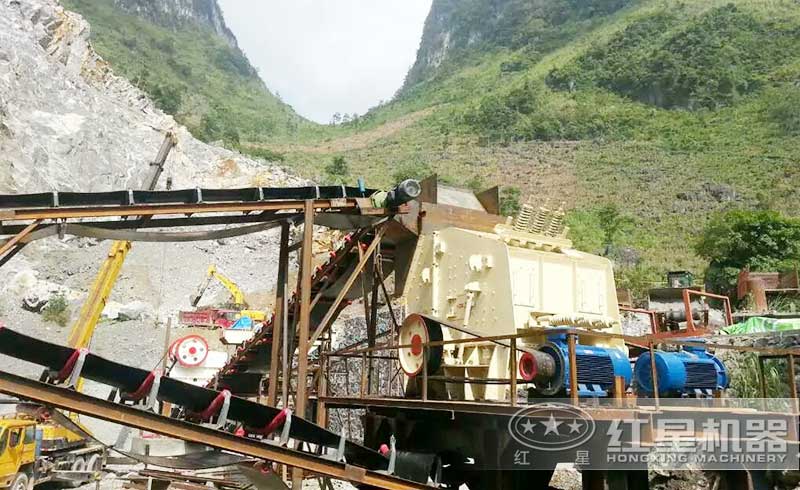 反击破打碎河卵石现场