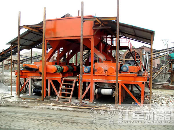 新型筛分破碎机作业现场